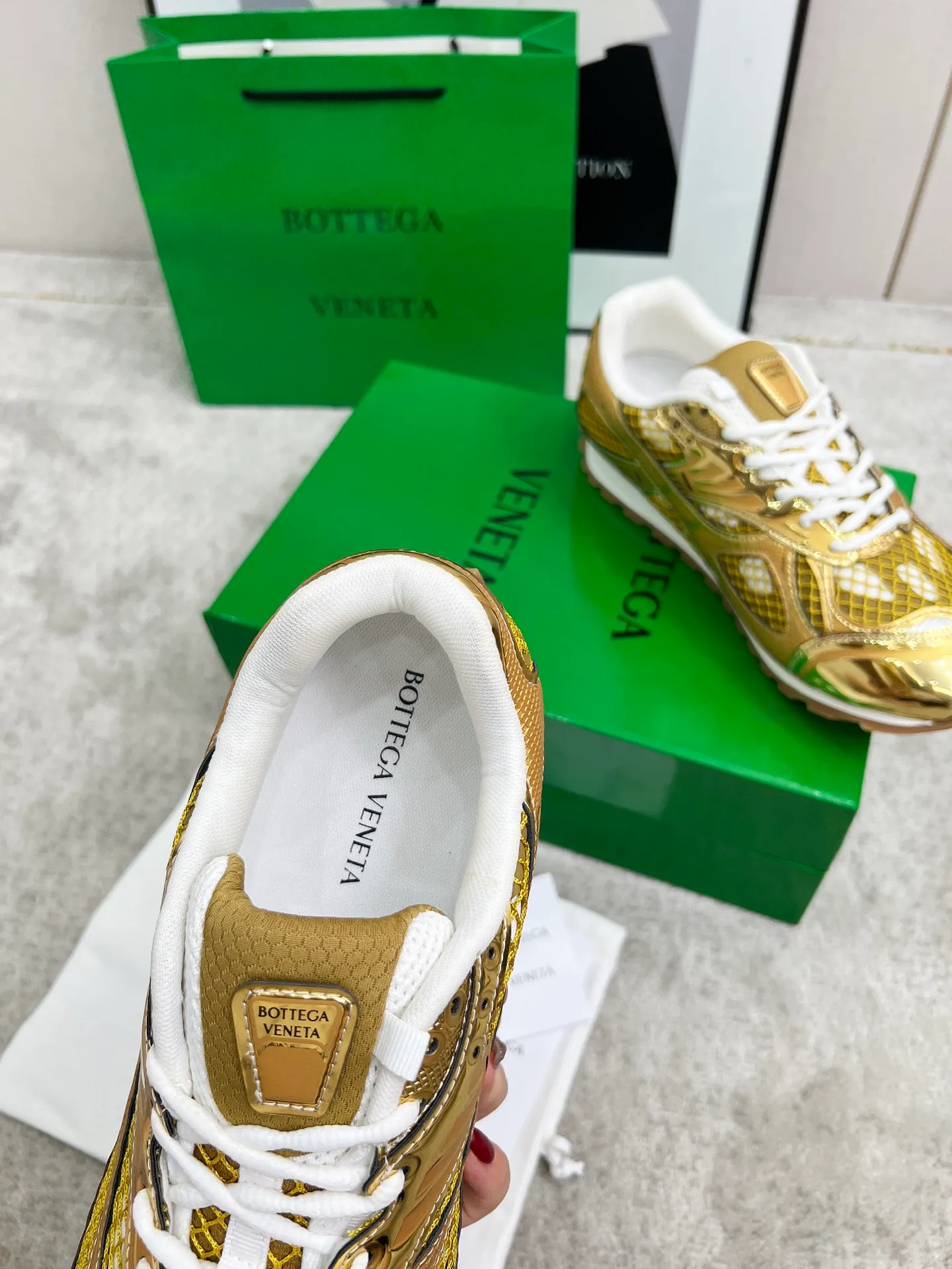 P540. Top version (couples model) Bottega Veneta Bottega Veneta 23ss autumn and winter show BV Orbit sneakers Wang Yibo's same style couples casual shoes dad shoes! Runner sneakers! Original purchase and development!  Made of original lightweight technical mesh fabric, the same as the original version! The process is complicated!  Paired with a rubber outsole designed with a geometric pattern, the high version of the Wang Zha series is actually much taller, but the legs still look slim. Very nice. Durable and playable, standard and version-matching shoe package technology, look for high-end versions. The original outsole is exclusively molded, and the color-blocked TPU outsole is used. The material and weight are the same as the original!  Size: #Female 35-41 (40 and 41 customized sizes are non-refundable) Male 39-45 (45 size customized are non-returnable and exchangeable)
